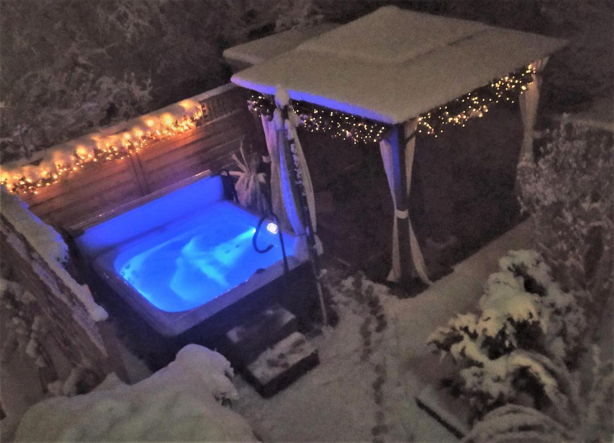 Mediterran-Skandinavisch - Outdoorwhirlpool Ganzjaehrig Burgthann Dış mekan fotoğraf